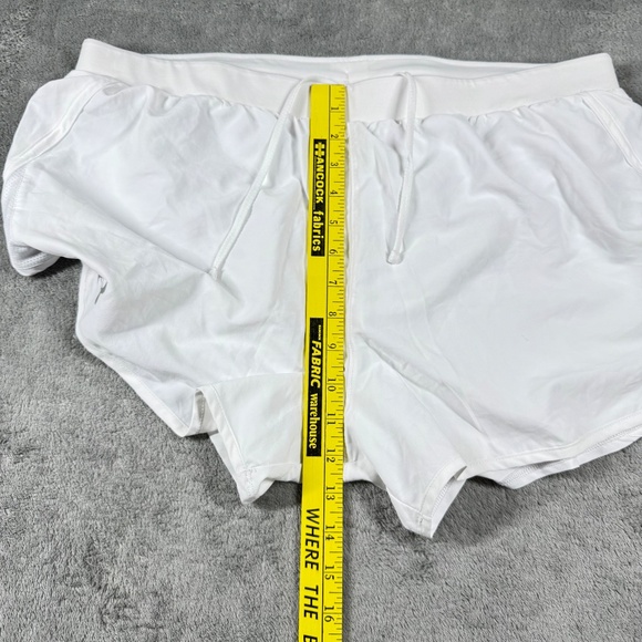 Under Armour Women’s XL White HeatGear Shorts Athletic Loose Fit Pockets - Picture 11 of 12